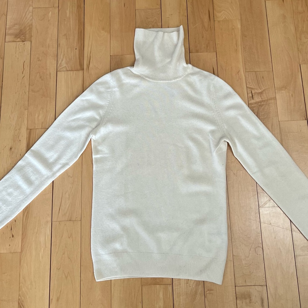 Uniqlo White Turtleneck Sweater